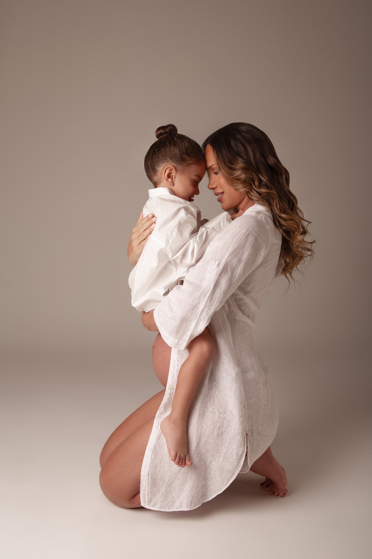 Mãe gestante com filha mais velha